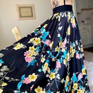 BRAND NEW! White Magnolia Timeless Floral Flowing Skirt